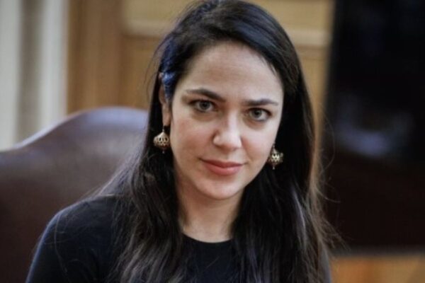 Δόμνα Μιχαηλίδου: Η "πρώτη αγκαλιά" αλλάζει όχι μόνο τη ζωή ενός παιδιού, αλλά και εκείνου που θα την δώσει