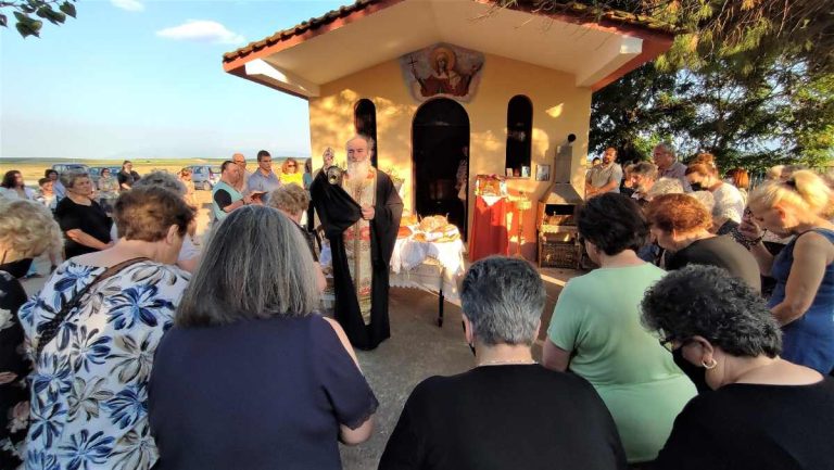 Νέος Σκοπός Σερρών: Με κατάνυξη ο Πανηγυρικός Εσπερινός στο όμορφο εξωκκλήσι της Αγίας Κυριακής- φωτο