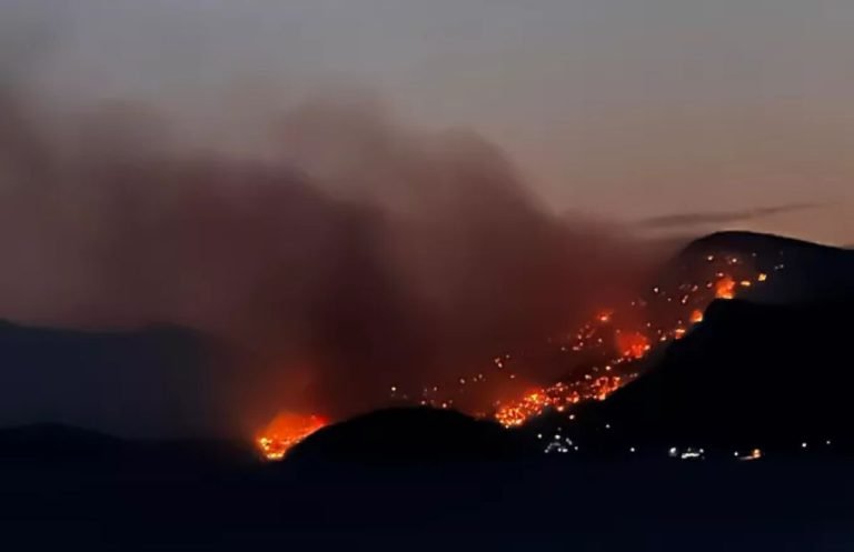 Στις φλόγες η Σάμος: Ολονύχτια μάχη για να μην μπει η φωτιά σε οικισμούς του Μαραθόκαμπου