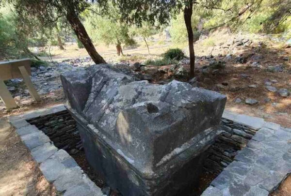 Θάσος: Η σαρκοφάγος που κρύβει μία τραγική ιστορία μάνας και κόρης