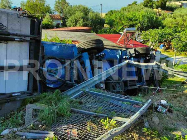 Εκτροπή νταλίκας τα ξημερώματα- Έπεσε στις αυλές δυο σπιτιών
