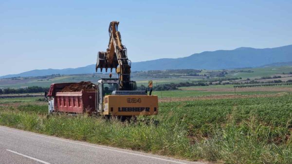 Καθαρισμός και διαμόρφωση τάφρου στην επαρχιακή οδό Θερμών - Πατρικίου