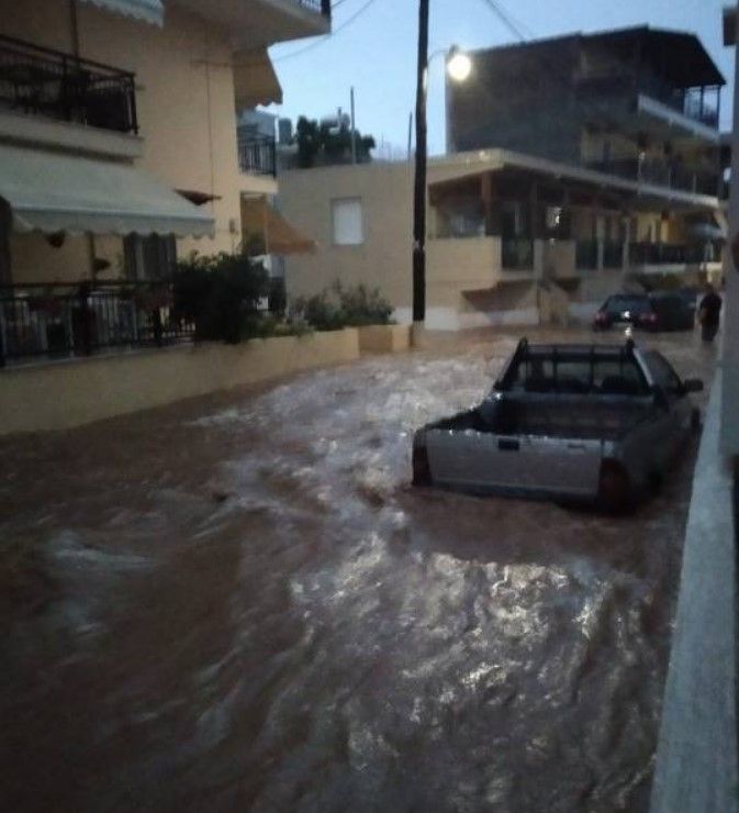 Θάσος -κακοκαιρία: Παρασύρθηκαν αυτοκίνητα, πλημμύρισαν ξενοδοχεία