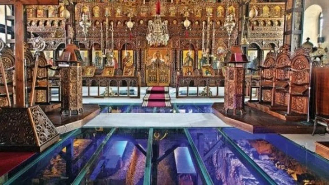 Χαλκιδική: Ο γνωστός για το γυάλινο δάπεδό του ναός του Αγίου Στεφάνου Αρναίας αποκαλύπτει τα μυστικά του