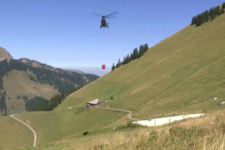 Ελβετία: Ο στρατός μεταφέρει νερό με ελικόπτερα σε χιλιάδες διψασμένα ζώα