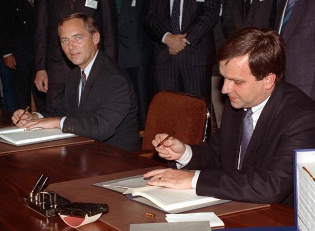 Το 1990 η Δυτική και Ανατολική Γερμανία υπογράφουν τη συνθήκη ενοποίησης τους.