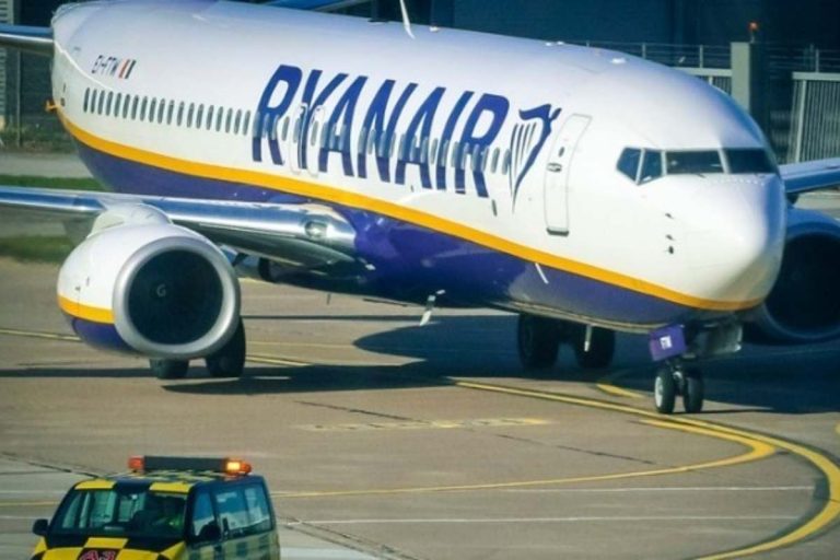 H Ryanair κλείνει τη βάση της στην Αθήνα για τη χειμερινή σεζόν