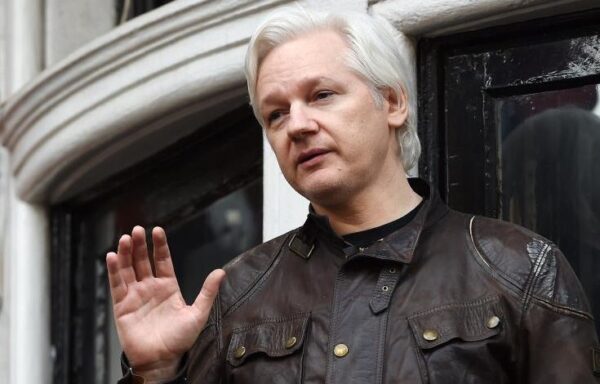 WikiLeaks: Δικηγόροι του Τζούλιαν Ασάνζ μηνύουν στη δικαιοσύνη των ΗΠΑ τη CIA για την παρακολούθησή τους