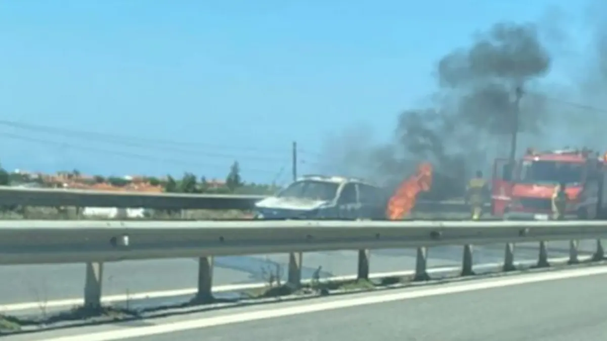 Θεσσαλονίκη: Πυρκαγιά σε όχημα στην Μουδανιών – Διεκόπη η κυκλοφορία, ουρές χιλιομέτρων