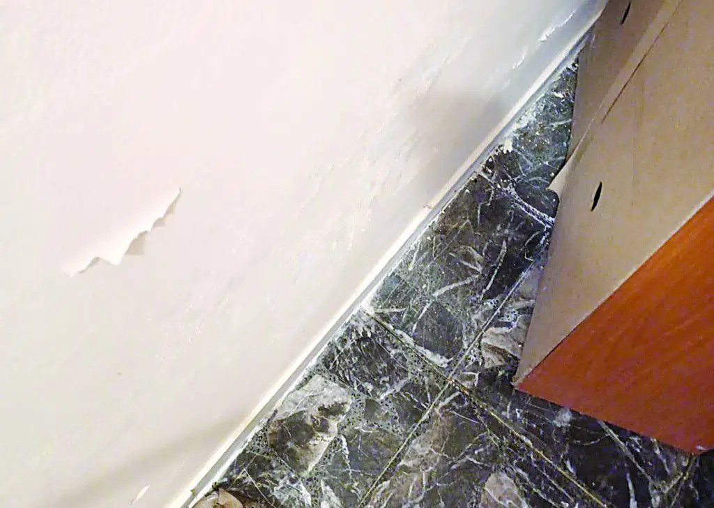 Πάτρα: Το σπίτι που βυθίζεται με κάθε νεροποντή – SOS εκπέμπει η οικογένεια