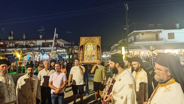 Παραλία Οφρυνίου: Με λαμπρότητα η περιφορά της εικόνας της Μεταμόρφωσης του Σωτήρος- ΦΩΤΟ
