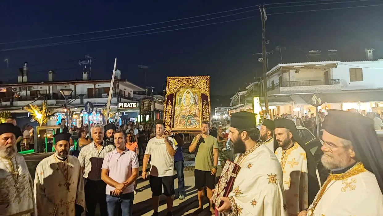 Παραλία Οφρυνίου: Με λαμπρότητα η περιφορά της εικόνας της Μεταμόρφωσης του Σωτήρος- ΦΩΤΟ