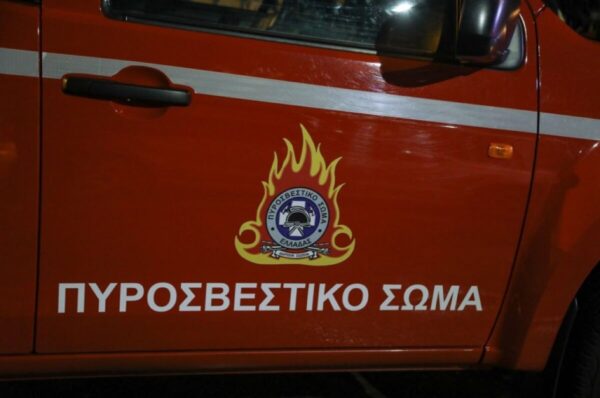 Κατασβέστηκε η πυρκαγιά στο προαύλιο επιχείρησης στον Πειραιά