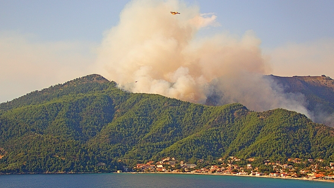 Αναζωπυρώθηκε η φωτιά στη Θάσο