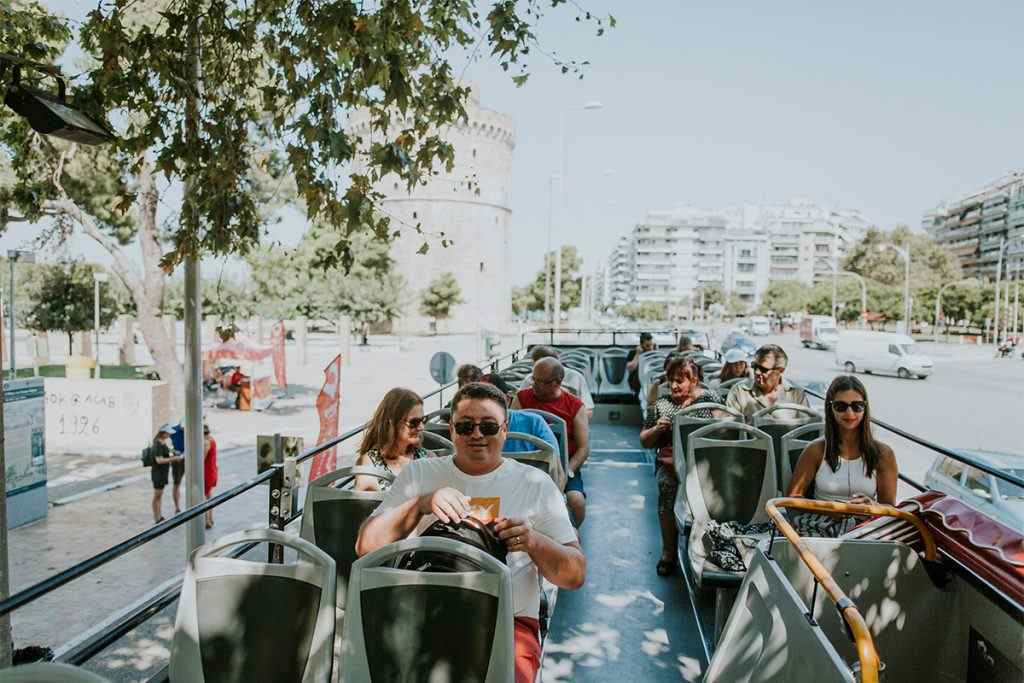 Θεσσαλονίκη: 250 χιλ. τουρίστες ανέβηκαν στα κόκκινα λεωφορεία για να γνωρίσουν την πόλη και τα μνημεία της