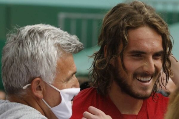 Στέφανος Τσιτσιπάς – Προκάλεσε σχόλια με την εμφάνισή του με Aston Martin στο Μόντε Κάρλο: “Γούστο του αν κάνει επίδειξη πλούτου”