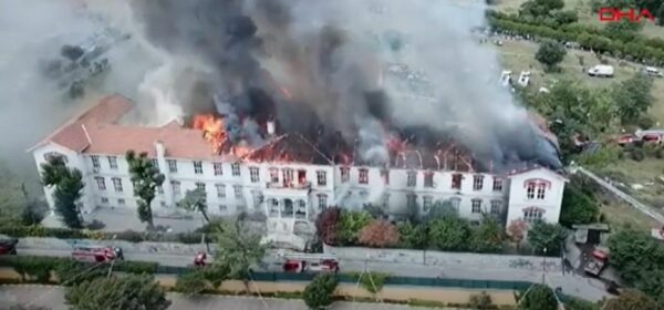 Φωτιά στο ελληνικό νοσοκομείο της Κωνσταντινούπολης - Καταστράφηκε η οροφή -video