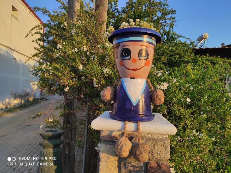 Παλιούρι Χαλκιδικής- Ο ελαιοχρωματιστής που μεταμόρφωσε το χωριό του με έργα τέχνης σε… τενεκέδες και φιγούρες-γλάστρες!