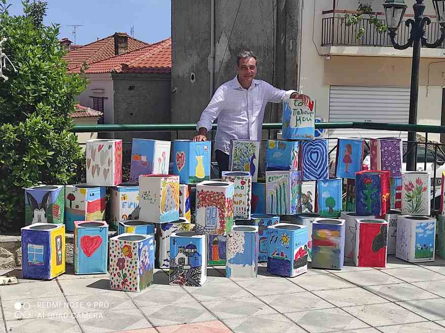 Παλιούρι Χαλκιδικής- Ο ελαιοχρωματιστής που μεταμόρφωσε το χωριό του με έργα τέχνης σε… τενεκέδες και φιγούρες-γλάστρες!