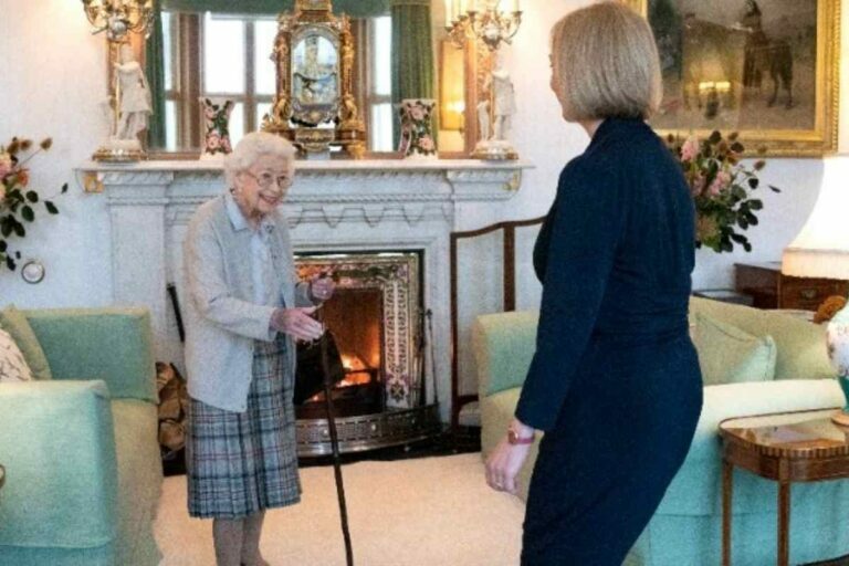 Η βασίλισσα Ελισάβετ διόρισε την Λιζ Τρας στη θέση του πρωθυπουργού