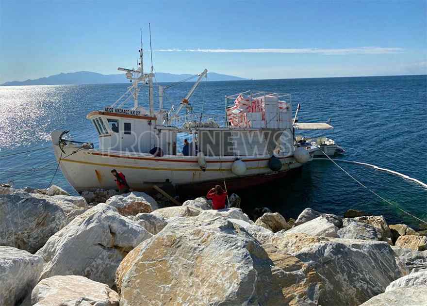 Καβάλα: Αλιευτικό σκάφος έπεσε στα βράχια -φωτογραφίες 