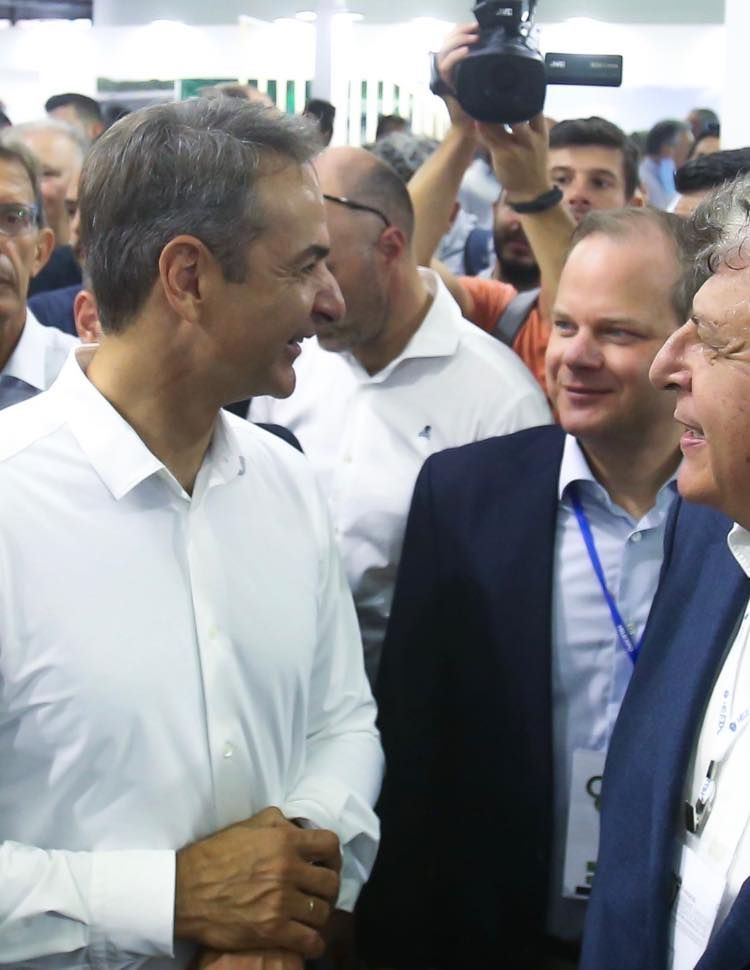 O Κώστας Καραμανλής υποδέχτηκε τον Πρωθυπουργό στο περίπτερο του Υπουργείου Υποδομών- video