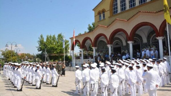 Με στρατιωτικές τιμές κηδεύτηκε 19χρονη ναυτική δόκιμος στη Λάρισα