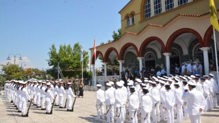 Με στρατιωτικές τιμές κηδεύτηκε 19χρονη ναυτική δόκιμος στη Λάρισα- Ποια ήταν η Θάλεια Κορδαμπάλου
