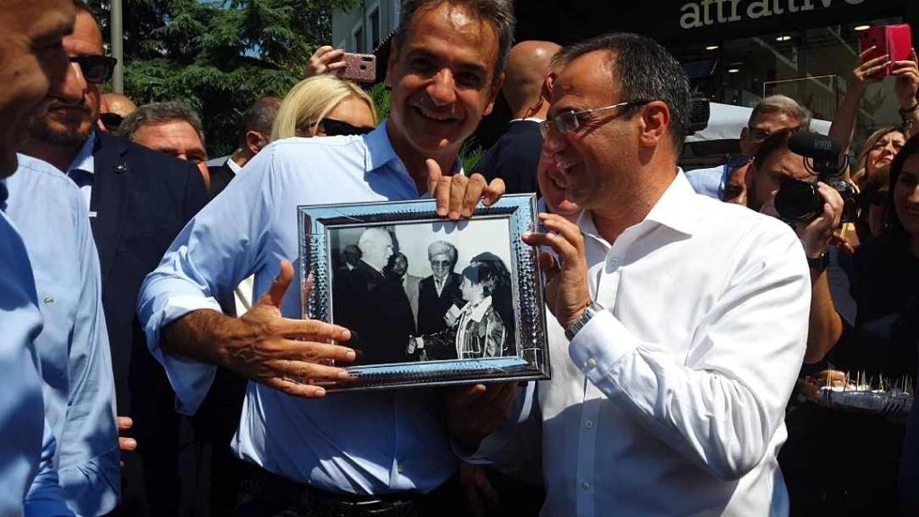 Έκπληξη στον πρωθυπουργό από τον δήμαρχο Σερρών: Όταν ο 8χρονος Κ.Μητσοτάκης συνάντησε τον Κωνσταντίνο Καραμανλή
