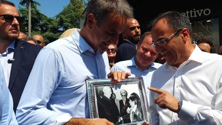 Έκπληξη στον πρωθυπουργό από τον δήμαρχο Σερρών: Όταν ο 8χρονος Κ.Μητσοτάκης συνάντησε τον Κωνσταντίνο Καραμανλή