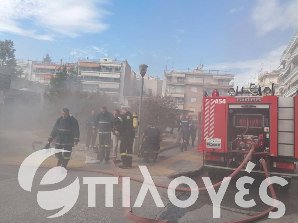 Σέρρες - Τώρα: Φωτιά στο πάρκινγκ της Νομαρχίας- video