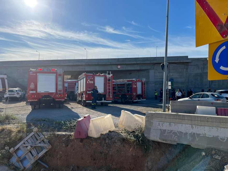 Κατέρρευσε τμήμα γέφυρας στα Μέγαρα— Δύο τραυματίες