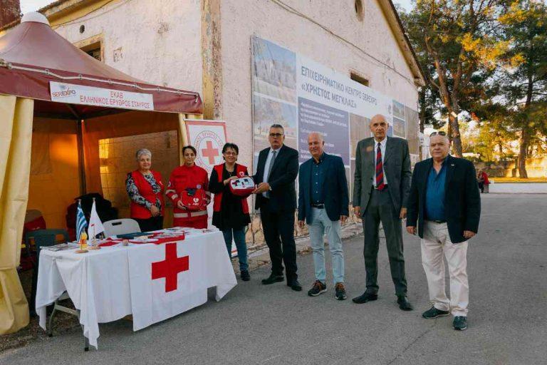 Το Επιμελητήριο Σερρών δώρισε απινιδωτή στον Ελληνικό Ερυθρό Σταυρό