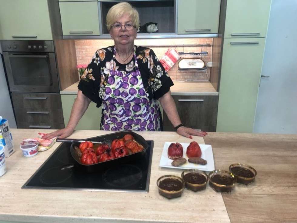 Με την κα Στέλλα: Πεντανόστιμα γεμιστά με κόκκινες πιπεριές - video