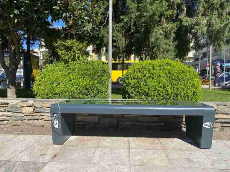 Δήμος Σερρών: Ηλιακά παγκάκια για να φορτίζουμε τα κινητά στην Πλατεία Ελευθερίας -φωτο