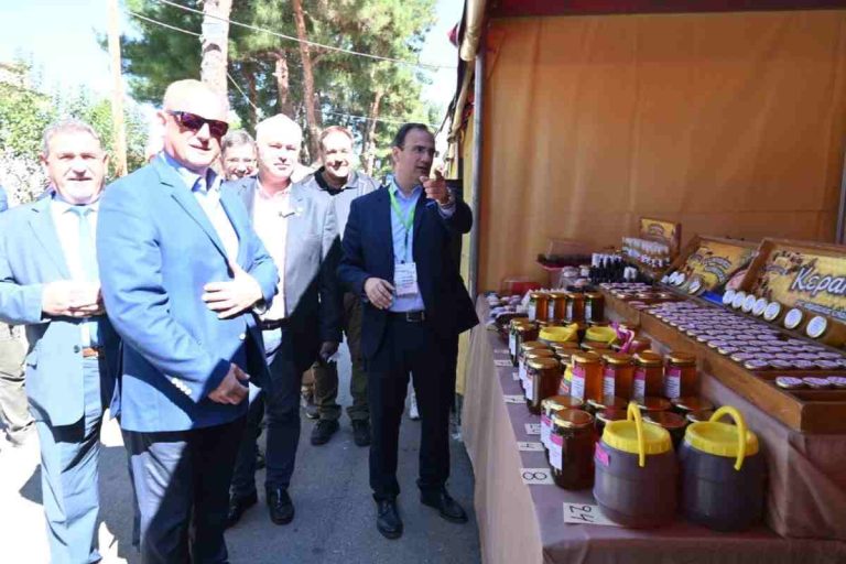 Επίσκεψη του Δημάρχου Σερρών και του Υπουργού Αγροτικής Ανάπτυξης και τροφίμων στα περίπτερα της SEREXPO