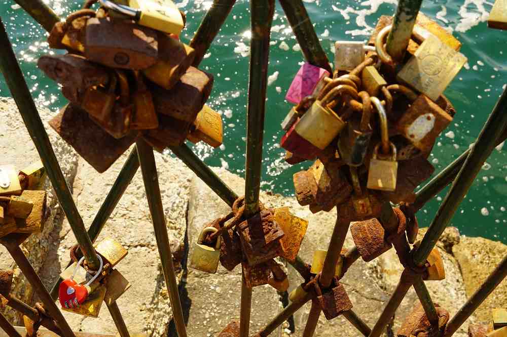 Μνημεία αγάπης στη Θεσσαλονίκη: Οι «κλειδαριές του έρωτα» πληθαίνουν στην παραλία