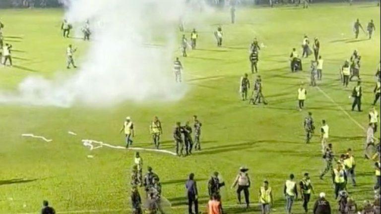 Τραγωδία στην Ινδονησία: Τουλάχιστον 100 νεκροί από επεισόδια σε ποδοσφαιρικό αγώνα