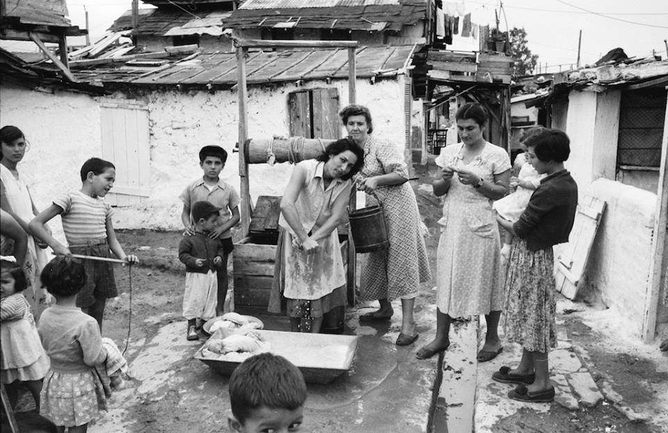«Στα σύρματα μπουγάδες απλωμένες…» - Η κοινωνιολογική περιπέτεια της ελληνικής μπουγάδας