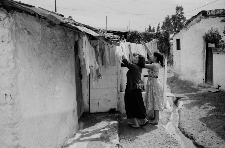 «Στα σύρματα μπουγάδες απλωμένες…» - Η κοινωνιολογική περιπέτεια της ελληνικής μπουγάδας