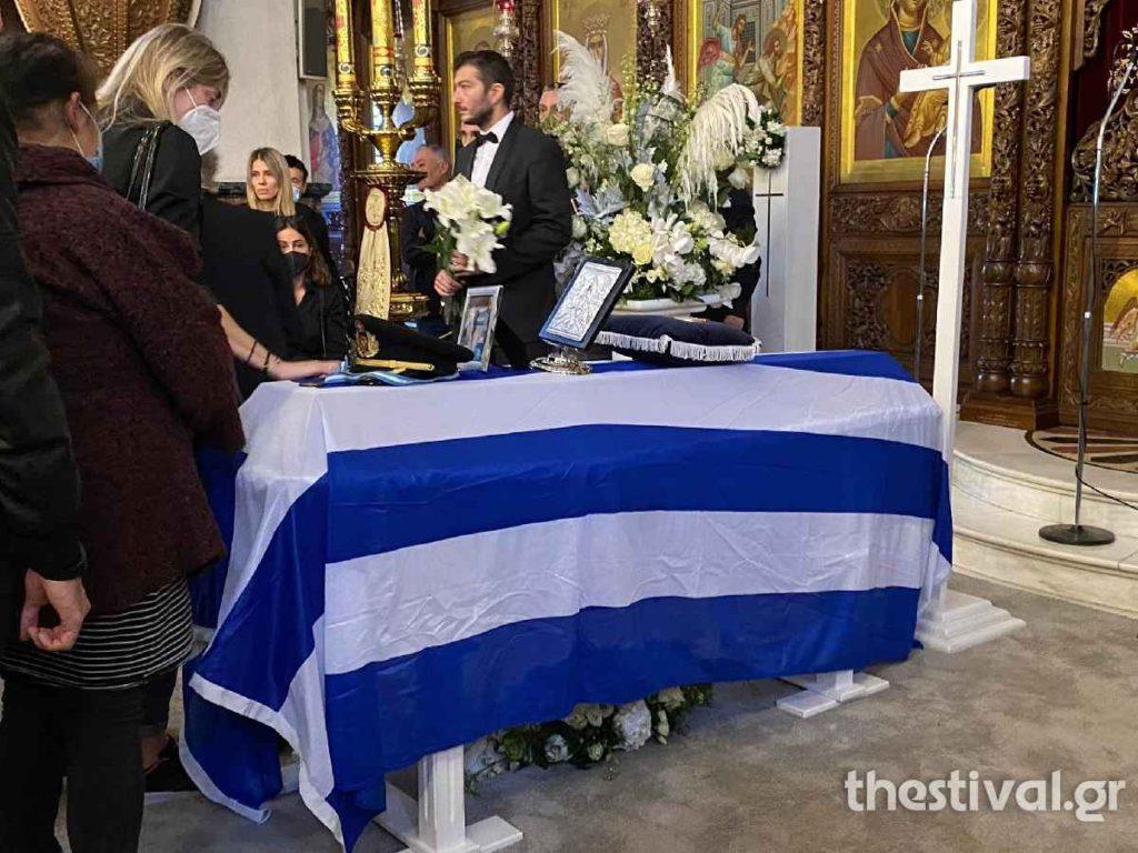 Θεσσαλονίκη: Ραγίζουν καρδιές στην κηδεία του Αλέξανδρου Νικολαΐδη – video 