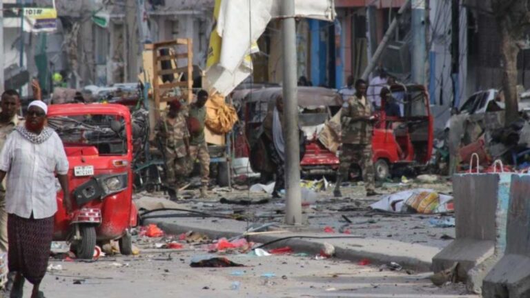 Σομαλία: Τουλάχιστον 100 νεκροί και 300 τραυματίες από διπλή επίθεση αυτοκτονίας στο Μογκαντίσου