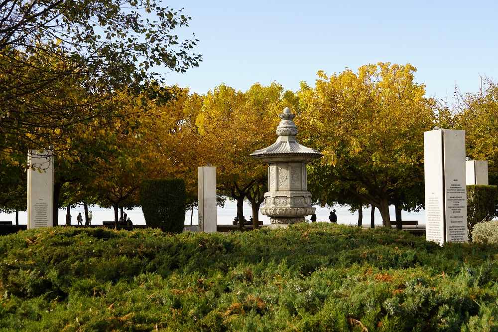 -Το «Μνημείο Πεσόντων στην Κορέα» της Μαρίας Σπυριδέλη (1994). Στις μαρμάρινες στήλες του γύρω από την παγόδα αναγράφονται τα ονόματα 195 Ελλήνων αξιωματικών και οπλιτών που θυσιάστηκαν στον πόλεμο της Κορέας.