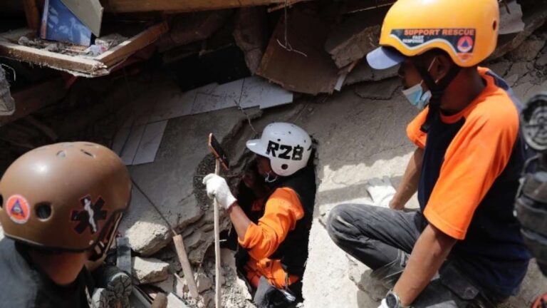 Ινδονησία: Αγοράκι 6 ετών ανασύρεται ζωντανό από τα συντρίμμια 2 ημέρες μετά τον σεισμό