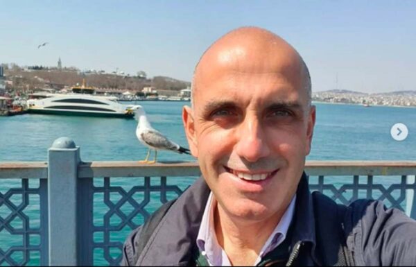 Μανώλης Κωστίδης: Στις Σέρρες ο γνωστός δημοσιογράφος- Το βιογραφικό, η ηλικία και η οικογένεια του