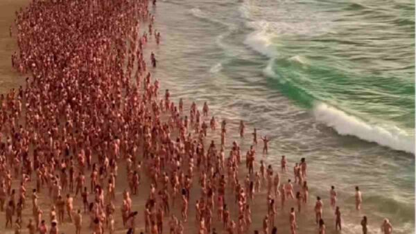 άνθρωποι πόζαραν γυμνοί