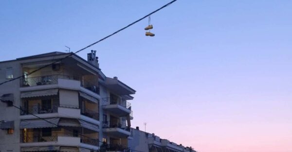 Σέρρες: Kρέμασαν παπούτσια στα καλώδια της ΔΕΗ- Τι σημαίνει το έθιμο "shoefiti'