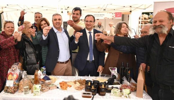 Σέρρες: Με κρητικούς χορούς και μαντινάδες εγκαινιάστηκε η έκθεση με τα κρητικά προϊόντα -video