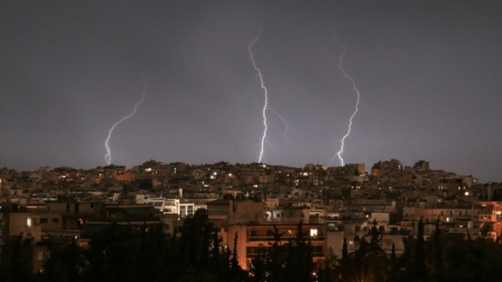 Έντονη κακοκαιρία σήμερα και αύριο - Κλειστά την Κυριακή τα εμπορικά καταστήματα