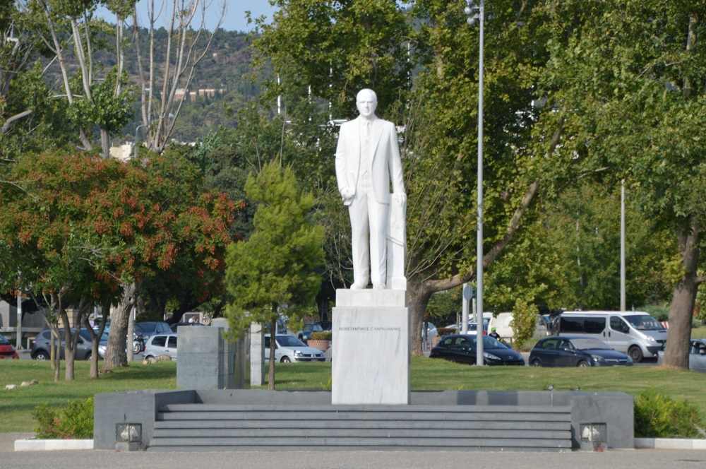 -Το μαρμάρινο άγαλμα του Κωνσταντίνου Καραμανλή. Έργο του γλύπτη Πραξιτέλη Τζανουλίνου (2011)